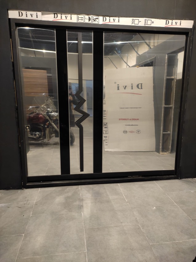 Outdoor rain-resistant surface door